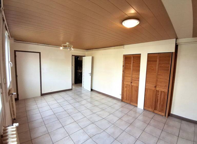 Appartement à vendre 98 000 € 3 pièces 2<br/>chambres 74 m²<br/>superficie RDC/2<br/>étage Arpajon-sur-Cere 15130