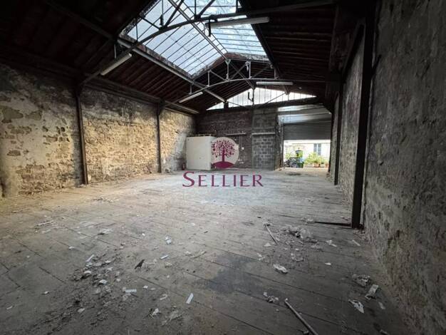 Local d'activités à vendre 3 650 000 € 550 m² d'espace de stockage Faubourg du Temple-Hôpital Saint Louis Paris 10ème arrondissement 75010