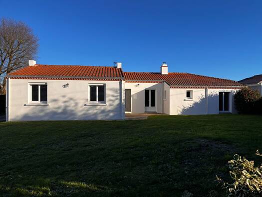 Maison de plain-pied à vendre 298 500 € 5 pièces 3 chambres 134 m² 666 m² de terrain Sainte-Pazanne 44680