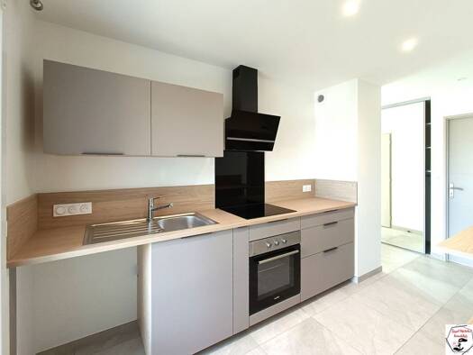 Appartement à louer 849 € 4 pièces 2 chambres 64,7 m² Étage 3/3 Tournon-sur-Rhône 07300