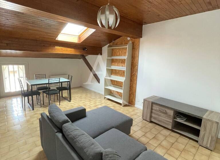 Appartement à louer 460 € 2 pièces 1<br/>chambre 45 m²<br/>superficie Dernier étage, 2/2<br/>étage Gimont 32200