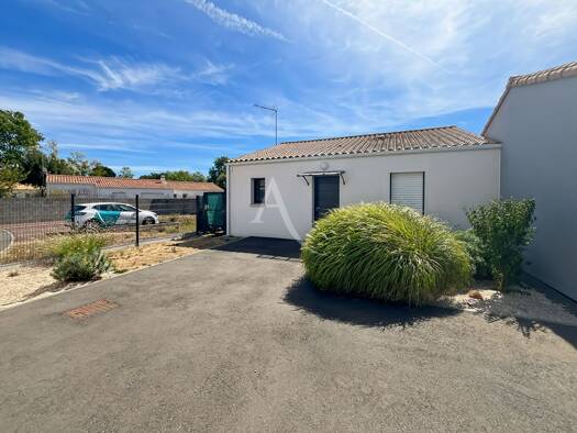 Maison à vendre - de 1.1M € 3 pièces 2 chambres 66,06 m² 294 m² de terrain Bois de Céné-Saint Christophe Challans 85300