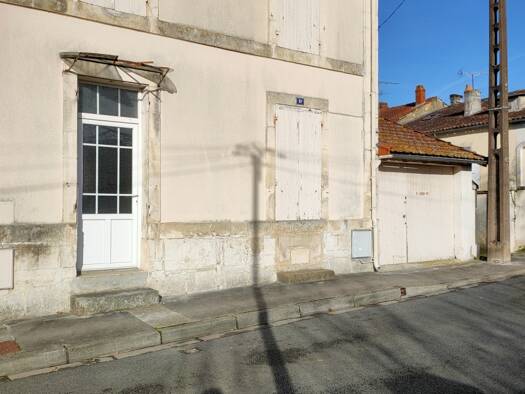 Maison de ville à vendre 120 000 € 3 pièces 2 chambres 68 m² 68 m² de terrain Est Saint-Jean-d'Angély 17400
