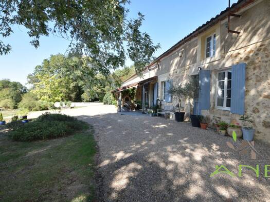 Maison à vendre 525 000 € 11 pièces 8 chambres 321 m² 28 500 m² de terrain Montbron 16220