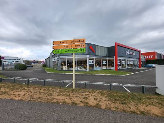 Local commercial à vendre 4 700 000 € 2 300 m² de surface de vente ZP Port René Matray-ZI Nord Est-Parc d'activités Villefranche-sur-Saône 69400