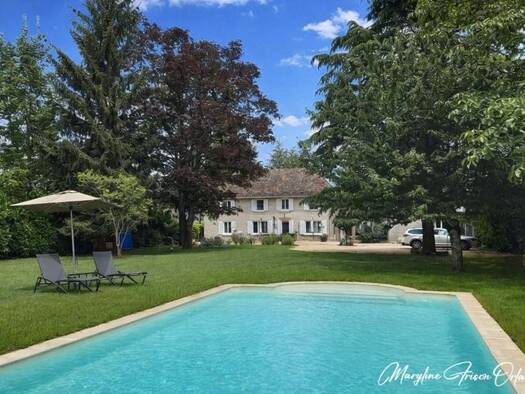 Maison à vendre 735 000 € 10 pièces 7 chambres 235 m² 3 281 m² de terrain Les Avenières Veyrins-Thuellin 38630