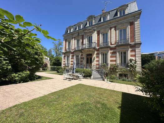 Villa à vendre 1 920 000 € 15 pièces 9 chambres 450 m² 1 885 m² de terrain Dijon 21000