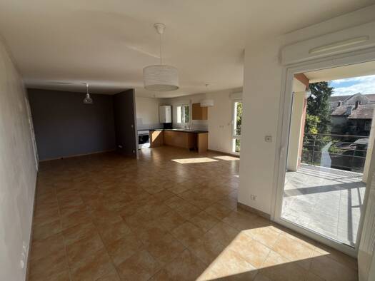 Appartement à louer 825 € 3 pièces 2 chambres 76,6 m² Étage 3/3 Ambérieu-en-Bugey 01500