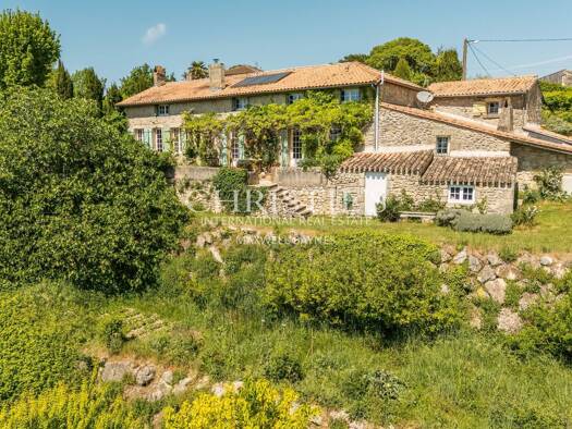 Maison à vendre 742 000 € 8 pièces 5 chambres 263 m² Branne 33420