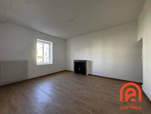 Appartement à louer 895 € 3 pièces 2 chambres 79 m² RDC Centre Meyzieu 69330