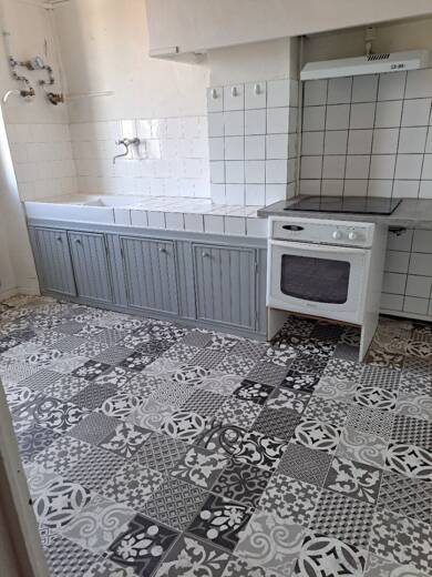 Appartement à louer 778 € 3 pièces 2 chambres 73 m² Dernier étage, Étage 2/2 Centre Ville Saint Maximin la Sainte Baume 83470