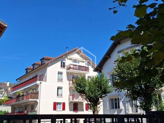 Appartement à louer 3 150 € 5 pièces 4 chambres 149 m² Étage 3/4 Centre Divonne-les-Bains 01220