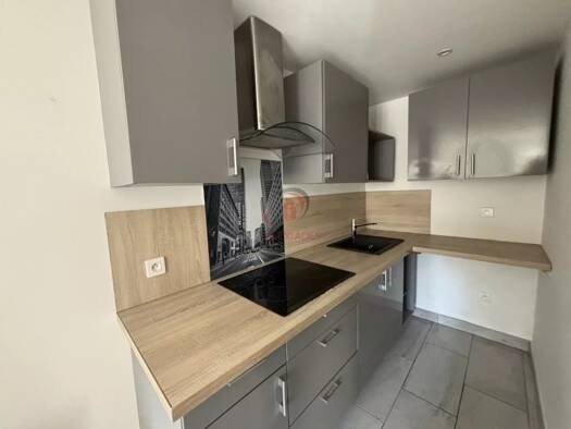 Studio à louer 450 € 1 pièce 23,3 m² RDC/2 Évenos 83330