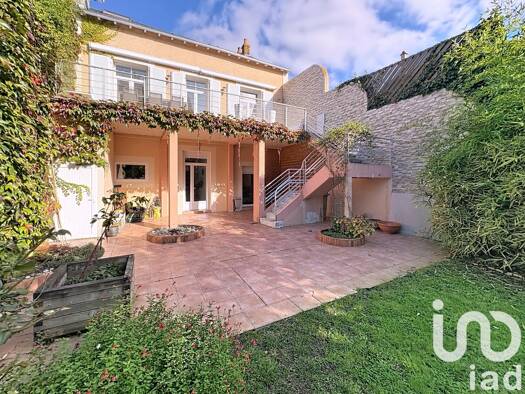 Maison de ville à vendre 249 900 € 6 pièces 4 chambres 179 m² 308 m² de terrain Le Jardin Public Parthenay 79200
