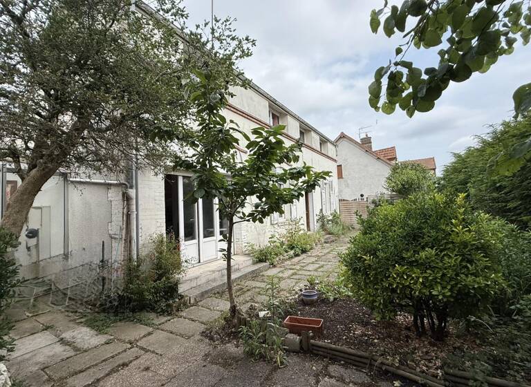 Maison à vendre 147 000 € 5 pièces 3<br/>chambres 109,9 m²<br/>superficie 240 m²<br/>terrain Saint Martin Troyes 10000