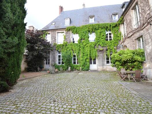Hôtel particulier à vendre 850 000 € 14 pièces 4 chambres 750 m² 750 m² de terrain Bourges 18000