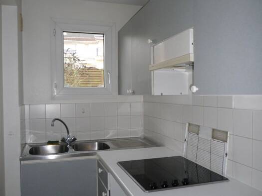 Appartement à louer 890 € 2 pièces 1 chambre 37,2 m² RDC/2 Parc Saint Cyr-Haut de Fontenay Fontenay-le-Fleury 78330