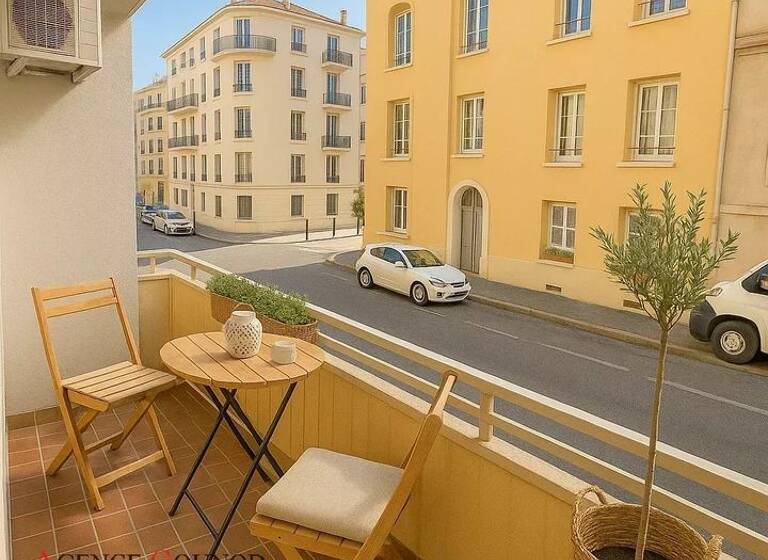 Appartement à vendre 310 000 € 3 pièces 2<br/>chambres 83 m²<br/>superficie 1er<br/>étage Nice 06000