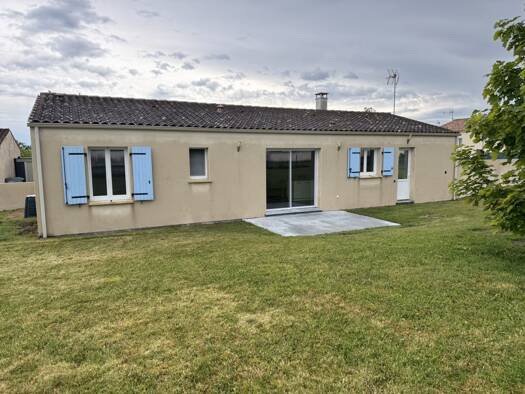 Maison de plain-pied à vendre 199 500 € 4 pièces 3 chambres 86,2 m² 610 m² de terrain Berneuil 17460