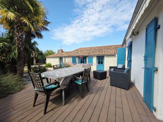 Maison à vendre 329 500 € 6 pièces 2 chambres 161 m² 2 036 m² de terrain Sainte-Radégonde-des-Noyers 85450