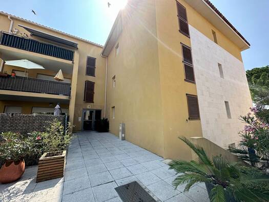Appartement à louer 1 100 € 3 pièces 2 chambres 65 m² Étage 1/2 Le Pilon Blanc Salon de Provence 13300