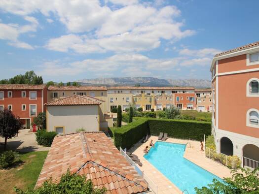 Appartement à louer 1 920 € 3 pièces 2 chambres 60 m² RDC/1 Rousset 13790