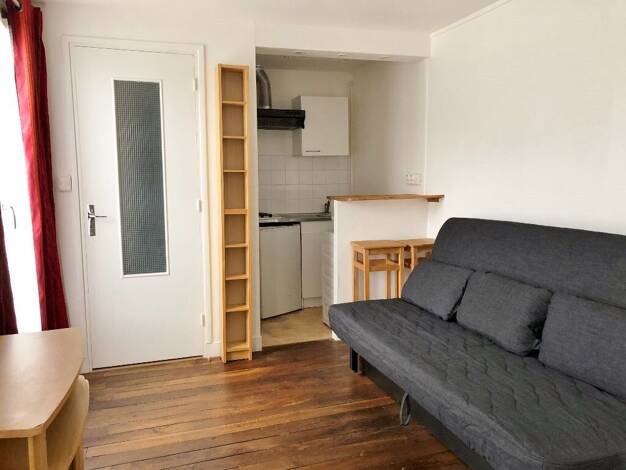 Appartement à louer 700 € 1 pièce 17,4 m² Dernier étage, Étage 3/3 disponible à partir du 17/06/2025 Notre Dame Versailles 78000