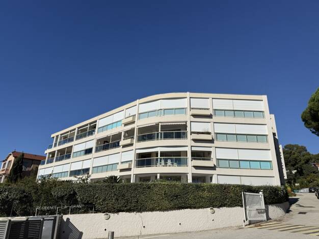 Appartement à louer 1 595 € 3 pièces 2 chambres 43 m² RDC Sanary-sur-Mer 83110