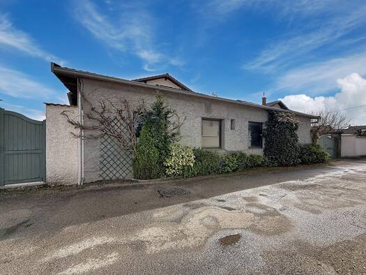 Maison de plain-pied à vendre 169 000 € 4 pièces 2 chambres 130 m² 205 m² de terrain Saint-Maurice-de-Gourdans 01800