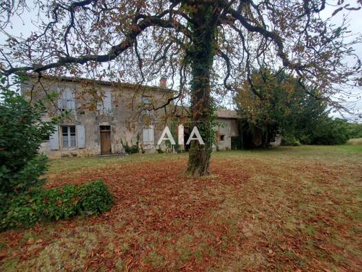 Maison à vendre 80 250 € 4 pièces 2 chambres 104 m² 3 676 m² de terrain Ruffec 16700