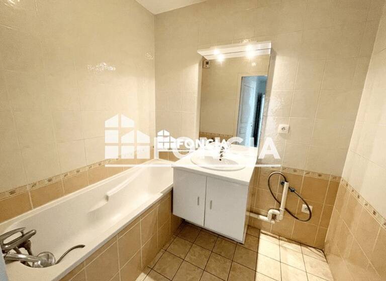 Appartement à louer 1 422 € 3 pièces 2<br/>chambres 70,6 m²<br/>superficie 2ème<br/>étage Est Saint-Genis-Pouilly 01630