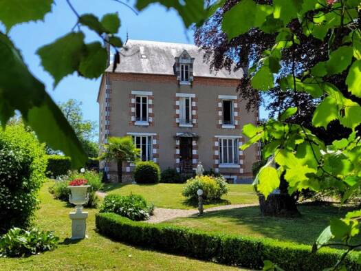 Maison à vendre 470 000 € 9 pièces 6 chambres 221,75 m² 2 081 m² de terrain Henrichemont 18250