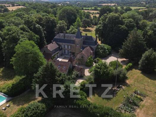 Demeure à vendre 950 000 € 21 pièces 9 chambres 575 m² 40 000 m² de terrain Montluçon 03100