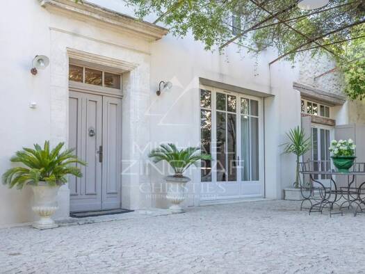 Maison à vendre 1 072 000 € 10 pièces 4 chambres 310 m² 690 m² de terrain Nevons-route d'Apt L'Isle-sur-la-Sorgue 84800
