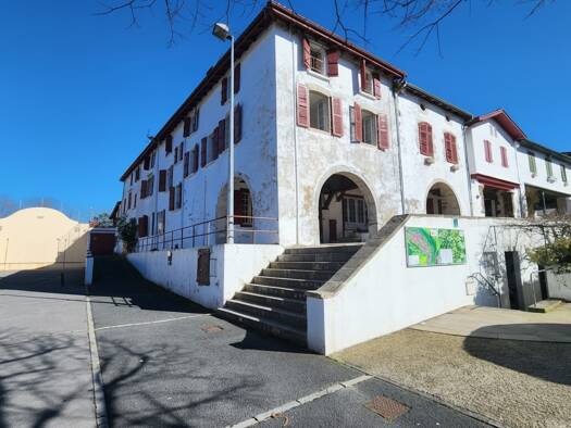 Maison de ville à vendre 550 000 € 14 pièces 9 chambres 303 m² La Bastide-Clairence 64240