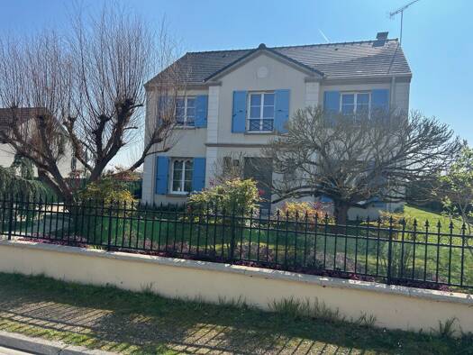 Maison à vendre 289 000 € 8 pièces 5 chambres 168 m² 1 001 m² de terrain Lorris 45260