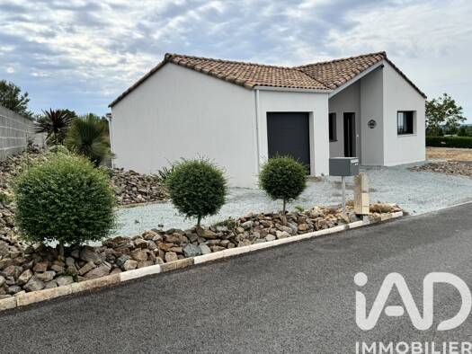 Maison de plain-pied à vendre 235 000 € 4 pièces 3 chambres 87 m² 910 m² de terrain La Châtaigneraie 85120
