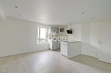Appartement à louer 774 € 2 pièces 1 chambre 42 m² Dernier étage, Étage 2/2 Centre Bourg Neuville sur Saone 69250