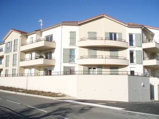 Appartement à louer 1 045 € 4 pièces 3 chambres 83 m² Étage 1/2 Oyonnax 01100