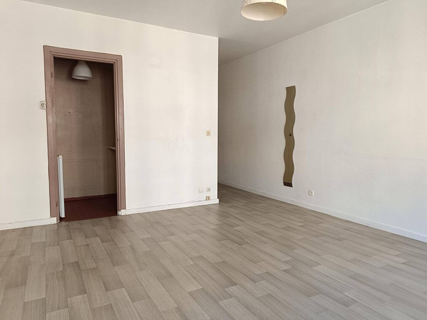 grand studio proche République — 1