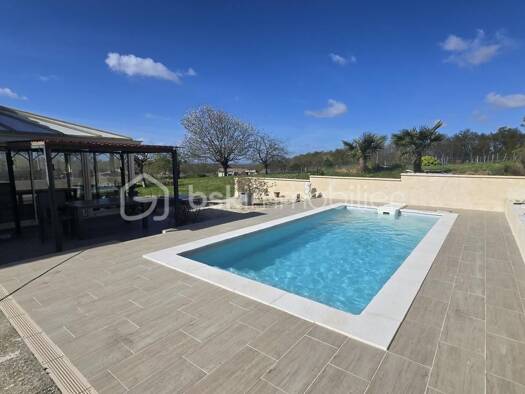 Maison à vendre 258 000 € 7 pièces 3 chambres 172 m² 2 077 m² de terrain Saint-Bonnet-sur-Gironde 17150