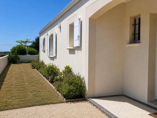 Maison de plain-pied à vendre 379 080 € 4 pièces 3 chambres 103 m² 426 m² de terrain La Jarrie 17220
