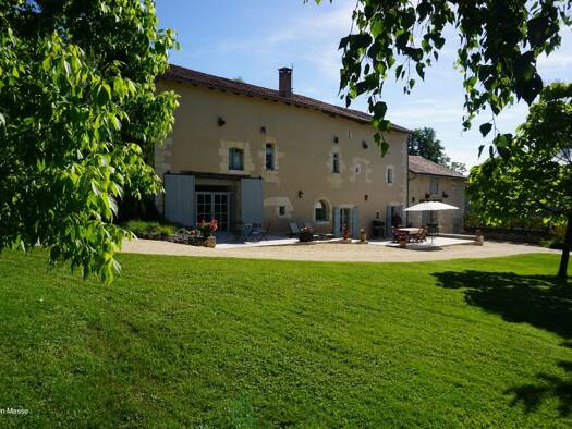 Demeure à vendre 485 000 € 8 pièces 4 chambres 242 m² 2 814 m² de terrain Brantôme en Périgord 24310