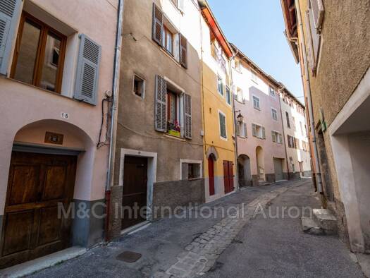 Duplex à vendre 245 000 € 3 pièces 3 chambres 82 m² 3ème étage Centre-Village Saint-Étienne-de-Tinée 06660