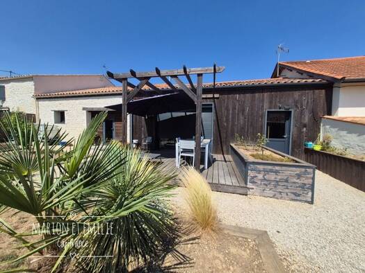 Maison à vendre 244 000 € 4 pièces 3 chambres 111 m² 809 m² de terrain Saint-Hilaire-la-Palud 79210