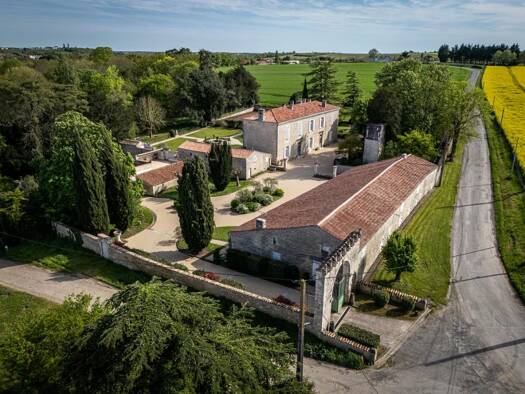 Demeure à vendre 1 655 000 € 12 pièces 7 chambres 400 m² 31 300 m² de terrain Grissais-Gros Noyer Fontenay-le-Comte 85200