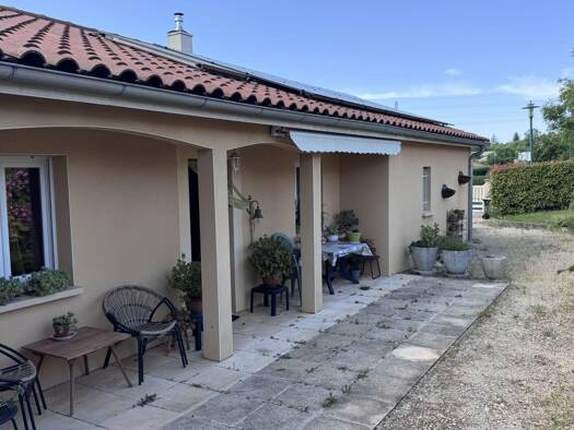 Maison de plain-pied à vendre 215 000 € 4 pièces 2 chambres 107 m² 964 m² de terrain Lacrost 71700