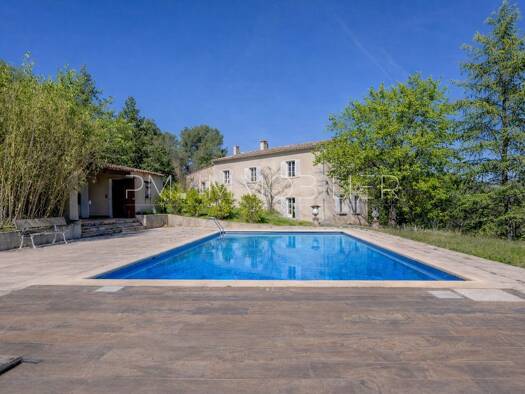 Villa à vendre 1 950 000 € 7 pièces 5 chambres 250 m² 49 000 m² de terrain Ansouis 84240