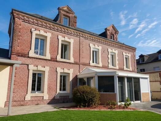 Maison à vendre 318 500 € 5 pièces 4 chambres 152 m² 415 m² de terrain Centre Ville Lillebonne 76170