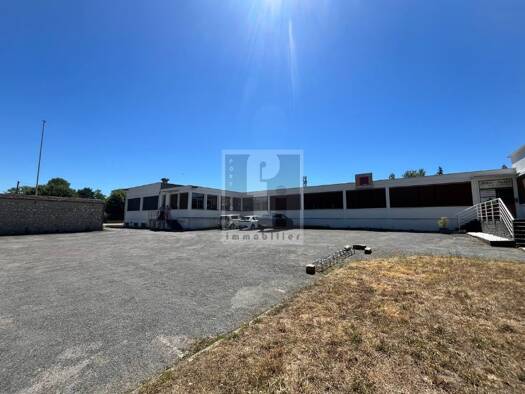 Local d'activités à vendre 1 260 000 € 3 000 m² d'espace de stockage Thomery 77810